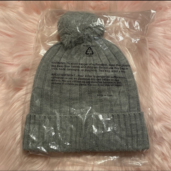 Michael Kors Beanie with Pom Pom - NEW & Unopened - Picture 2 of 4